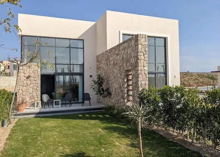 Modern Beachfront 1br Loft With Garden In Somabay * Hurghada